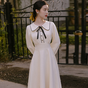 大娃娃领连衣裙复古