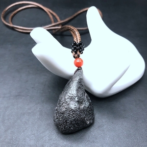 平云阁新疆阜康五彩湾能量硅化铁石陨石无修形天然原石挂件吊坠