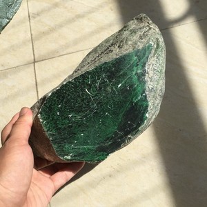 缅甸天然翡翠伴生矿满绿色干青铁龙生原石切口料半明料怪桩毛料