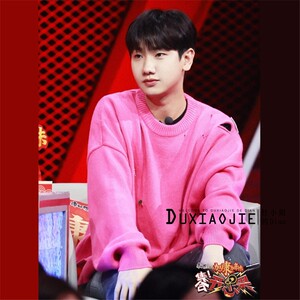 集合开心果汪苏泷同款粉色圆领破洞长袖针织衫毛衣减龄上衣男女潮