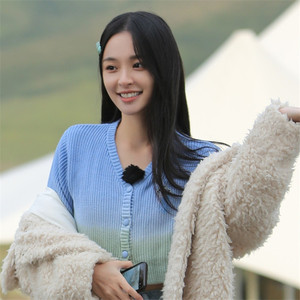 女儿们的恋爱李莎旻子同款撞色短款v领针织毛衣开衫减龄上衣女潮