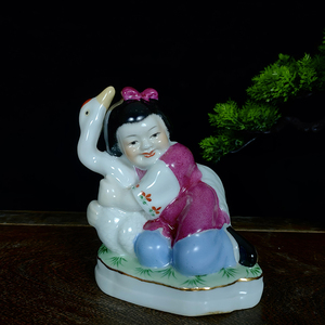 早期厂货景德镇567年代物件陶瓷抱鹅女孩人物瓷雕艺术品收藏摆件