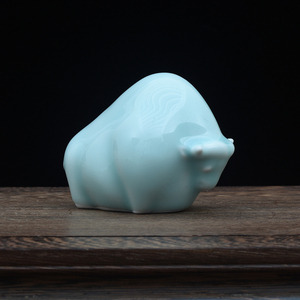 青瓷十二生肖牛摆件雕塑瓷器景德镇陶瓷生日礼品茶宠小青牛工艺品