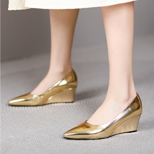 新款金属牛皮坡跟平底舒适百搭单鞋女尖头金色银色时尚气质高跟鞋