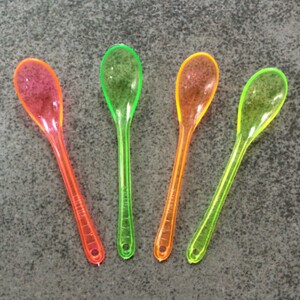 5cm勺子塑料食品星球杯化妆品棒勺药用药膏勺子1000支包邮17元