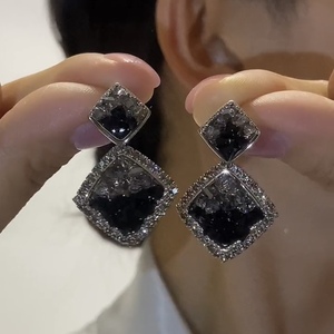 黑色水晶几何耳环女2024年新款潮高级感方形耳钉抖音气质满钻耳饰