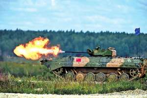 1/35 中国军队86a 步兵战车模型成品(小号手05558)包板件