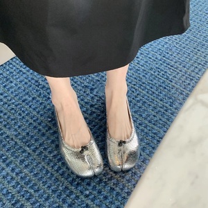 真皮猪蹄分趾鞋女2024夏季新款银色马蹄鞋懒人一脚蹬平底浅口单鞋