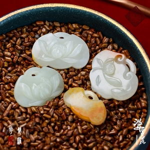 【婆罗花】新疆和田玉白玉籽料荷花小锁挂件立体雕刻原籽原皮吊坠