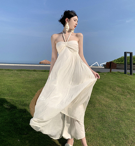 三亚海边拍照裙子白色挂脖抹胸度假风连衣裙夏收腰雪纺沙滩裙仙气