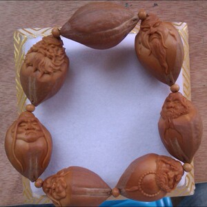 苏州名家精品橄榄核雕 冯伟核雕 带皮六尊者(已出,仅供参考)