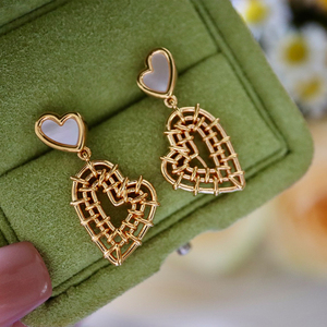 禧乐珠宝 18k金爱心白贝耳环 ins风高颜质感不撞款气质动人百搭