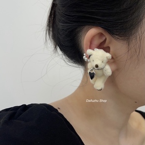 【代福猪】甜酷风抱耳小熊毛绒珍珠滴釉无耳洞耳骨夹