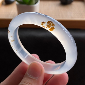 冷白冰窄条碎花海洋玉髓手镯 很白很白荧光还不错 54圈 04232e05