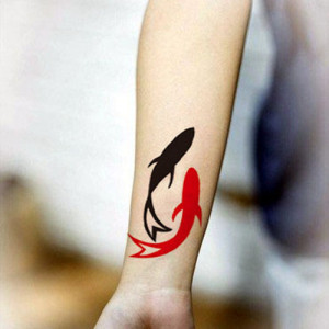 手腕手绘红黑太极小鱼手臂腕锁骨脚踝持久彩色纹身贴防水女逼真男