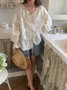 1819韩国chic夏季法式温柔V领系带刺绣花朵宽松休闲喇叭袖衬衫