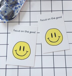 ins风日韩风卡片摄影道具手机饰品拍照道具家居装饰黄色笑脸