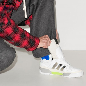 阿迪达斯联名高帮鞋