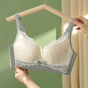 小胸平胸内衣女聚拢显大不空杯防下垂无钢圈厚款调整型收副乳文胸