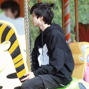 刘耀文同款黑色小熊卫衣血爪抓痕毛线熊女粉丝应援加绒连帽卫衣潮