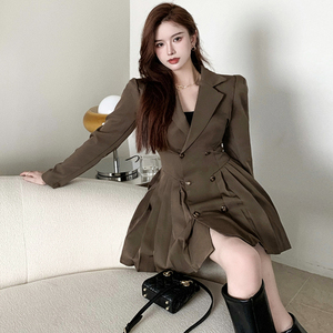 高级感气质秋冬新款双排扣百褶西装连衣裙炸街赫本风收腰a字短裙