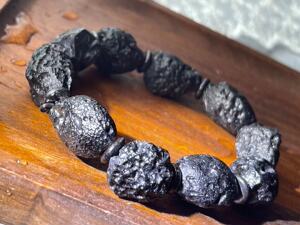 黑陨石雷公墨手链女天然 玻璃陨石手串男 火山石复古个性