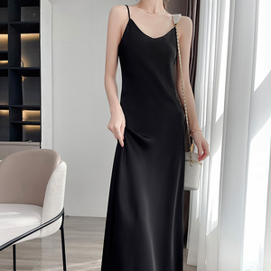 法式吊带连衣裙女夏季2024新款三醋酸缎面显瘦高级感绸缎黑色长裙