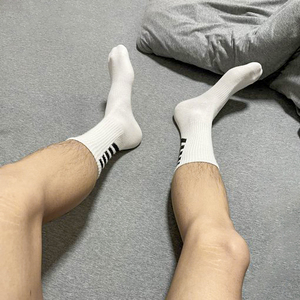 男人光脚白袜图片