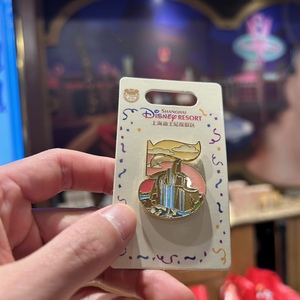 上海迪士尼五周年徽章城堡交换徽章pin金属纪念币