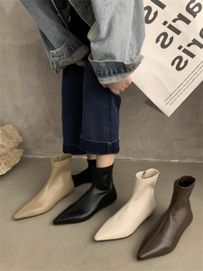香港韩版时尚短靴女秋冬2023新款平底尖头复古踝靴棕色软皮裸靴子