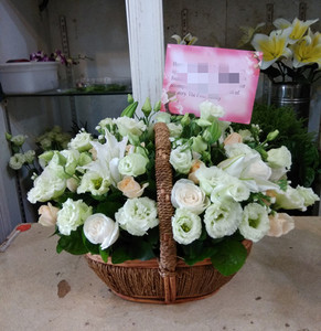 白色花篮插花送客户朋友生日台湾鲜花实拍雅加达鲜花韩国送花