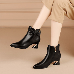 帝百丽品牌女鞋2021年新款爆款早秋短靴黑色尖头粗跟真皮白色女靴