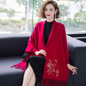 搭配旗袍的披肩女宽松外穿秋冬新款外搭洋气中年妈妈刺绣斗篷披风