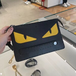 fendi/芬迪黄眼睛小怪兽恶魔眼睛拉链信封包女包手拿包男包手包