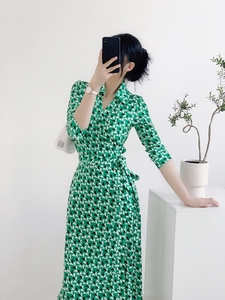 KEKE DVF裹身裙2024夏季新款绿色几何碎花度假显白一片式连衣裙女
