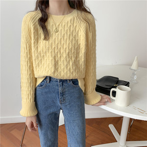 白色阔版长毛衣