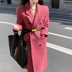 树莓色长款外套