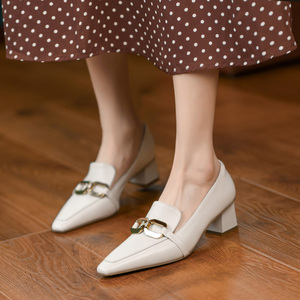 纳瑟法式尖头乐福鞋女粗跟中跟一脚蹬单鞋真皮金属扣深口女鞋白色