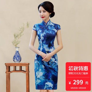 蓝底印花旗袍