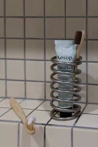 韩国ins手工制作不锈钢螺旋圈圈牙刷架桌面收纳桶笔筒化妆刷收纳