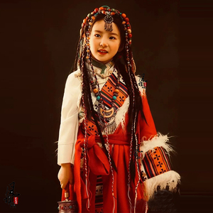 藏服女童