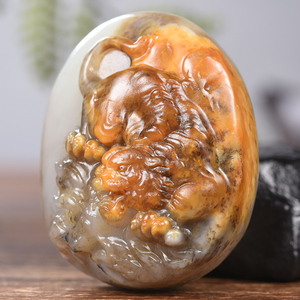 孤品千尺山新疆和田玉籽料猛虎下山挂件生肖老虎吊坠手把件89克