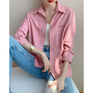 淡粉色条纹衬衫