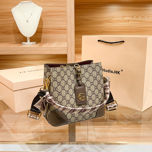 2022香港时尚经典酷奇古奇夏季大容量超火ins潮真皮水桶包包女包