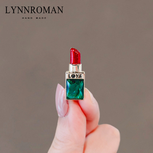 LYNNROMAN设计师创意口红仿水晶胸针女2022年小众别针领针防走光