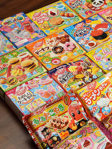 。日本食玩可食零食儿童时完曰本女孩小玲小伶小小世界玩具食完套