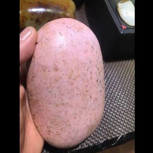 3斤重和田桃花玉籽料原石 珍品藕粉色胭脂红玉摆件原籽玩料收藏级