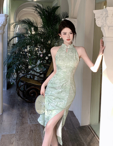 新中式改良旗袍挂脖吊带连衣裙女夏季收腰显瘦开叉包臀绿色长裙子