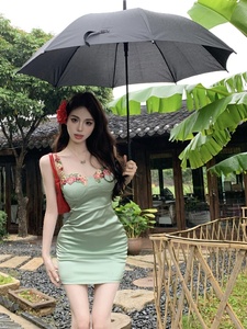 花朵刺绣缎面吊带连衣裙女装夏季裙子收腰紧身包臀裙绿色辣妹短裙