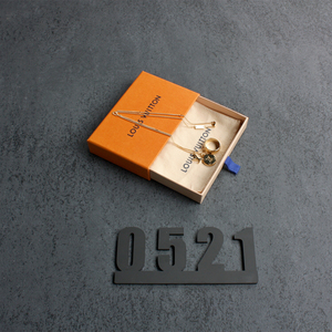 国内现货 lv monogram 花纹雕刻logo吊坠戒指项链毛衣链 m62485